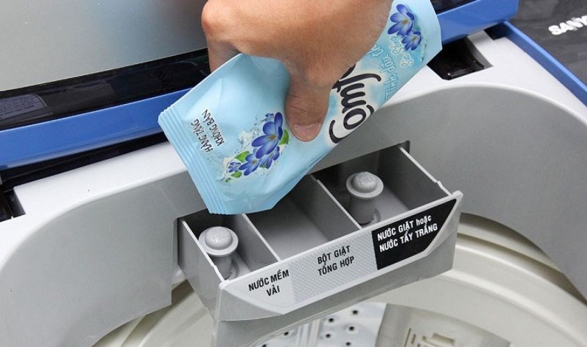 Đổ nước xả vào khay đựng chuyên dụng