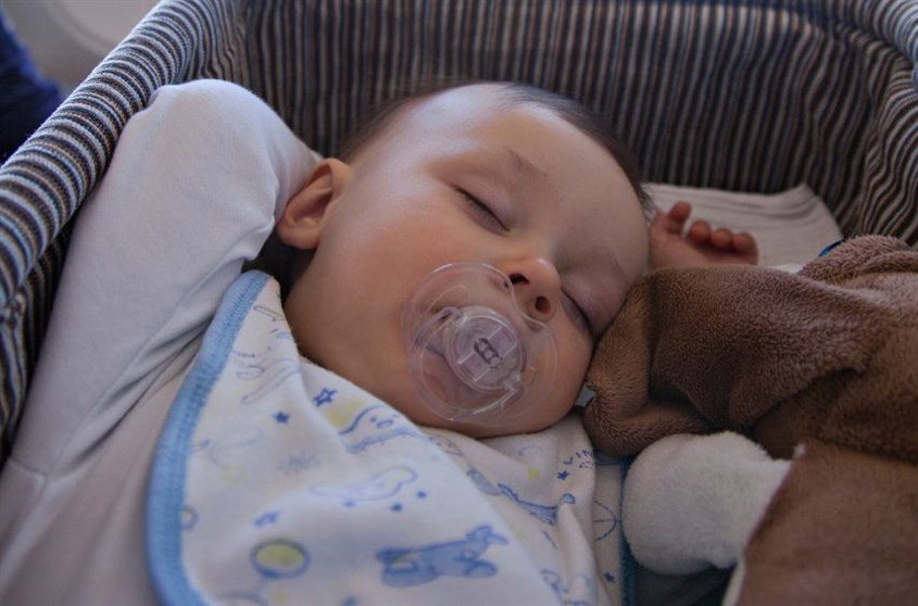 Bé sơ sinh đi máy bay