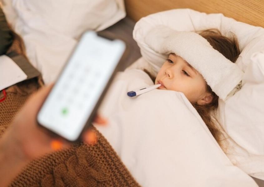 Nên cho trẻ sử dụng nhiệt kế điện tử cho đến khi trẻ được ít nhất 4 tuổi. Nguồn từ freepik