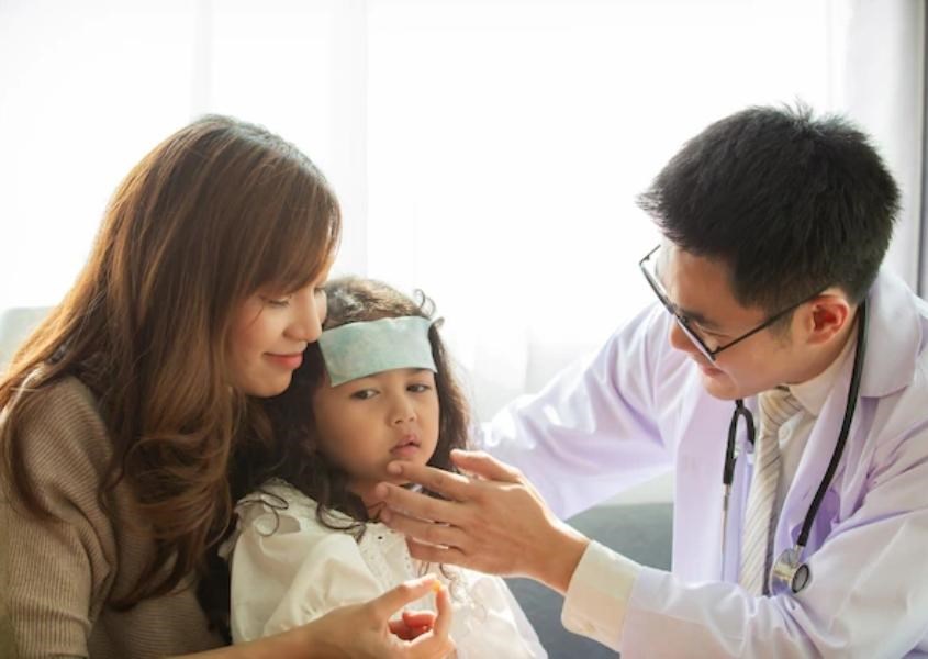Khi nào cha mẹ cần liên hệ đến bác sĩ khi trẻ bị sốt? Nguồn từ freepik