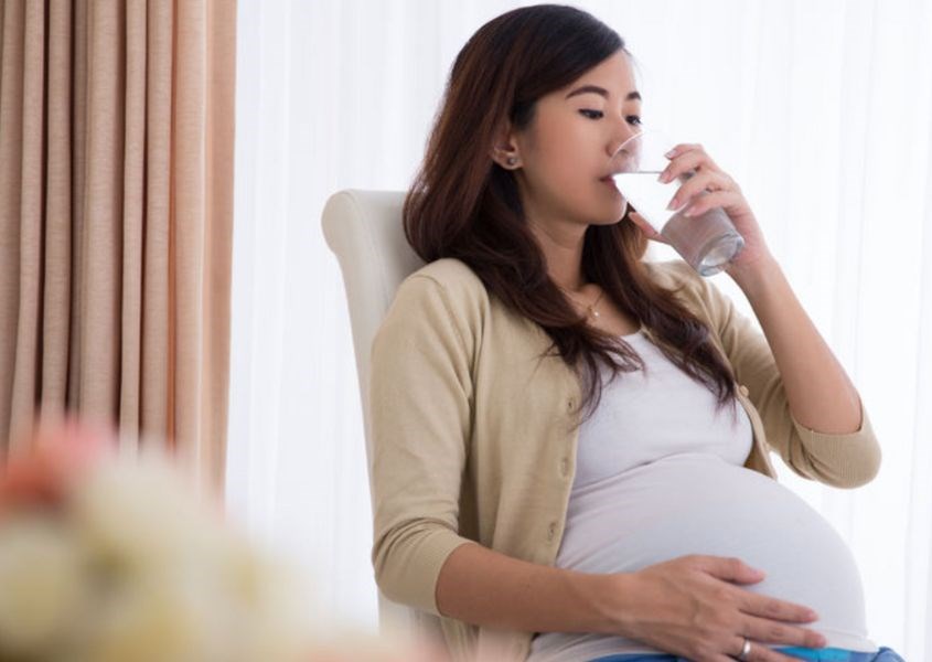 Cung cấp đủ nước là rất quan trọng để duy trì quá trình tiêu hóa và hấp thụ chất dinh dưỡng cho mẹ bầu.