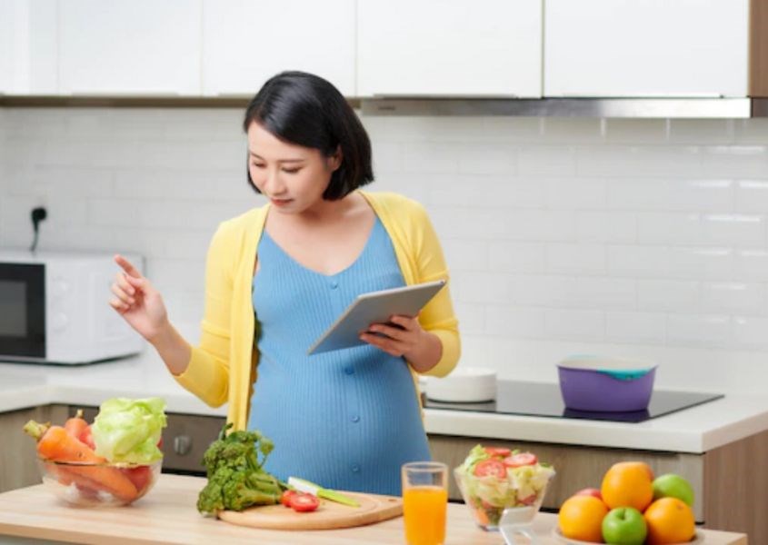 Phụ nữ cần đo lường lượng vitamin A cần thiết bổ sung trong thời kỳ mang thai. Nguồn từ freepik Phụ nữ cần đo lường lượng vitamin A cần thiết bổ sung trong thời kỳ mang thai. Nguồn từ freepik