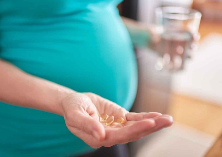 Để đảm bảo an toàn, mẹ bầu cần hỏi bác sĩ trước khi dùng bất kỳ loại thuốc bổ sung vitamin A nào. Để đảm bảo an toàn, mẹ bầu cần hỏi bác sĩ trước khi dùng bất kỳ loại thuốc bổ sung vitamin A nào.