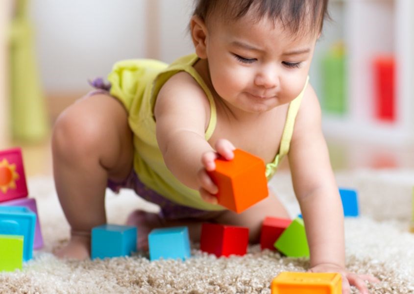 Trẻ bắt đầu chơi tự lập sớm nhất từ 2 đến 3 tháng tuổi. Nguồn từ educatall