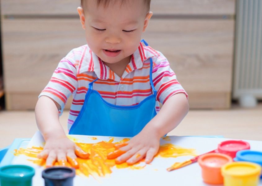 Khi trẻ chơi tự lập sẽ khuyến khích sự sáng tạo và trí tưởng tượng.