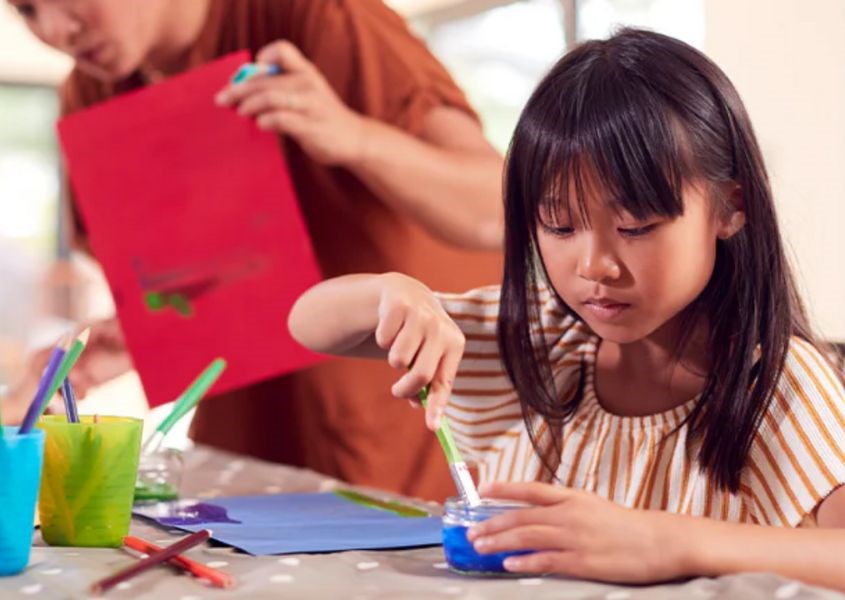 Chơi tự lập giúp trẻ có những chuẩn bị trước để dễ dàng hòa nhập với môi trường mới. Nguồn từ womensweekly