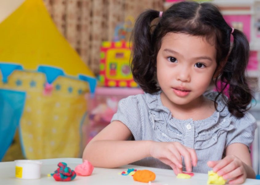 Ví dụ về hoạt động chơi tự lập ở trẻ. Nguồn từ teflcourse