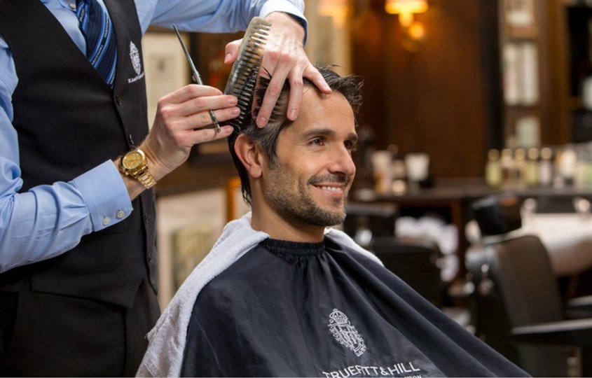 Chọn vị trí ngồi phù hợp, thoải mái để cắt tóc 