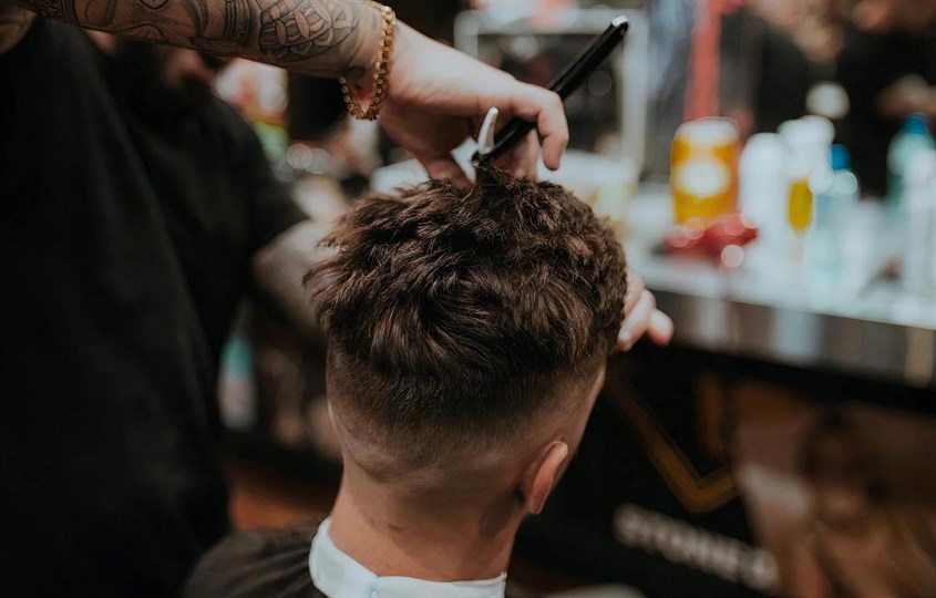 Hớt tóc ở trên đỉnh đầu và phía trước trán