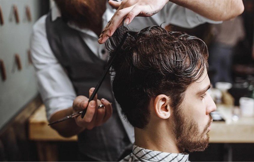 Kiểm tra tóc và di chuyển tông đơ để chỉnh sửa