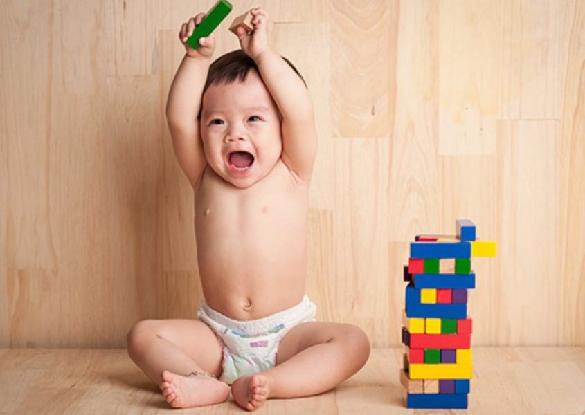 Những hoạt động phát triển nhận thức cho trẻ sơ sinh. Nguồn từ afamilycdc