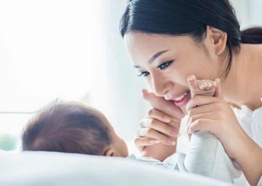 Việc cha mẹ thường xuyên hát cho trẻ nghe có rất nhiều lợi ích. Nguồn từ indianexpress