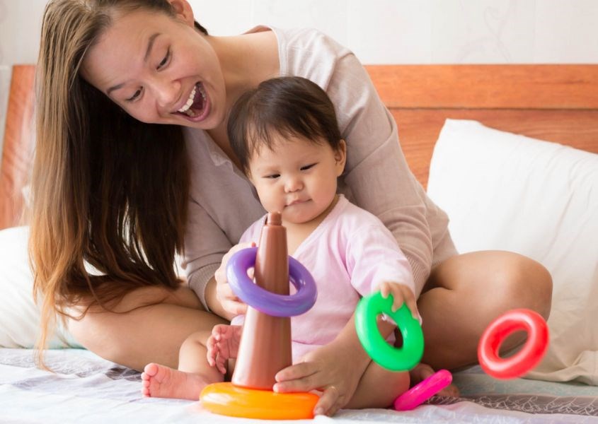 Cha mẹ hãy nhẹ nhàng và khơi gợi sự hấp dẫn của những món đồ chơi để khuyến khích trẻ chơi.