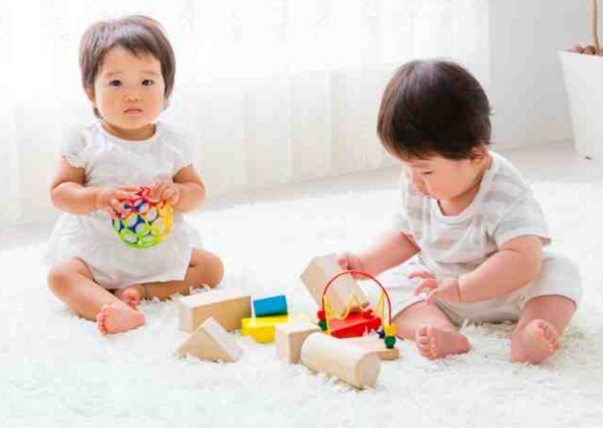 Cha mẹ hãy cho trẻ chạm vào các loại đồ chơi có kết cấu khác nhau để tăng cảm nhận. Nguồn từ storyblok