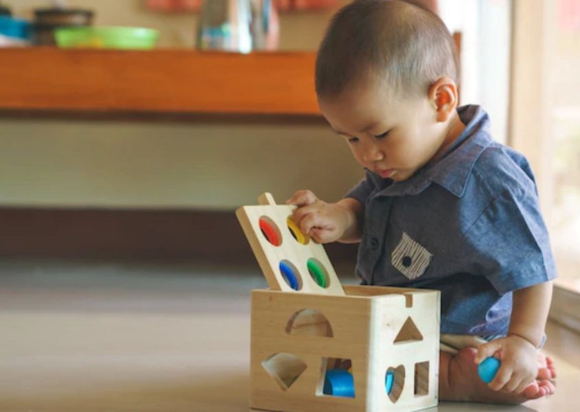 Đồ chơi được đựng trong hộp có thể giúp cho trẻ phát triển kỹ năng cầm và nắm. Nguồn từ freepik