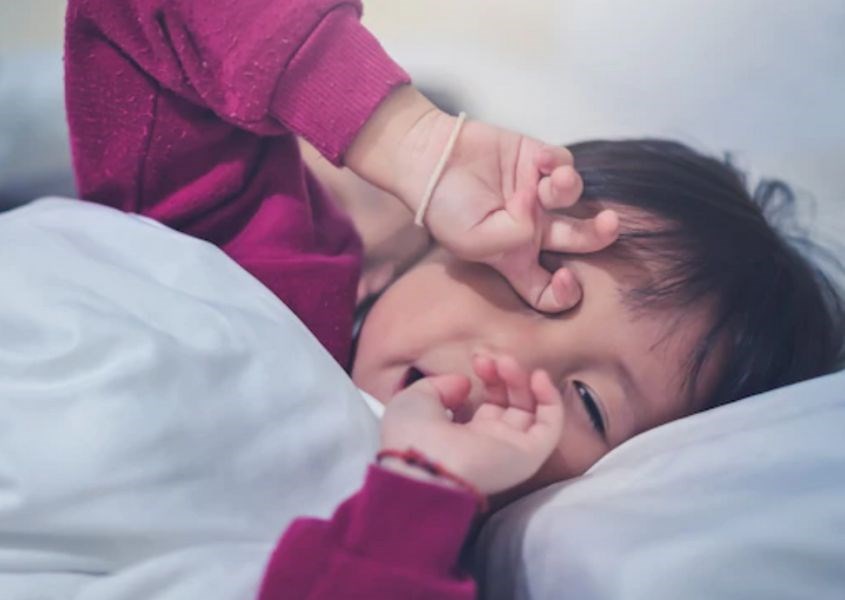 Đánh thức trẻ sớm hơn cho thời gian của các giấc ngủ ngắn sẽ làm cho trẻ cáu kỉnh. Nguồn từ freepik Đánh thức trẻ sớm hơn cho thời gian của các giấc ngủ ngắn sẽ làm cho trẻ cáu kỉnh. Nguồn từ freepik