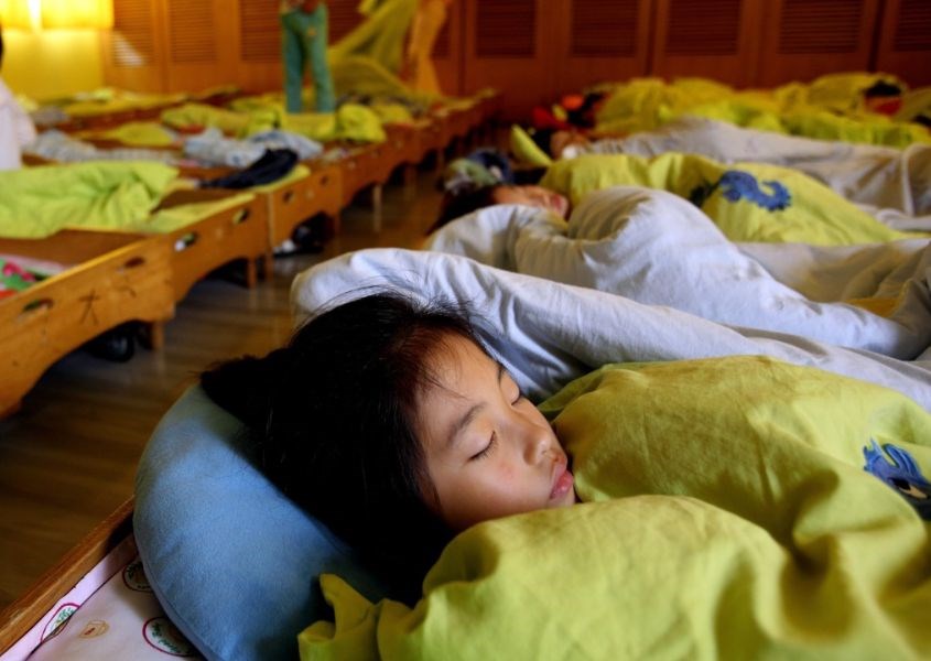 Tại trường học, ngủ trưa nằm trong lịch trình và yêu cầu trẻ cần tuân theo. Tại trường học, ngủ trưa nằm trong lịch trình và yêu cầu trẻ cần tuân theo.