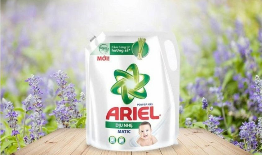 Nước giặt Ariel Matic dịu nhẹ hương sả túi 3.1 lít