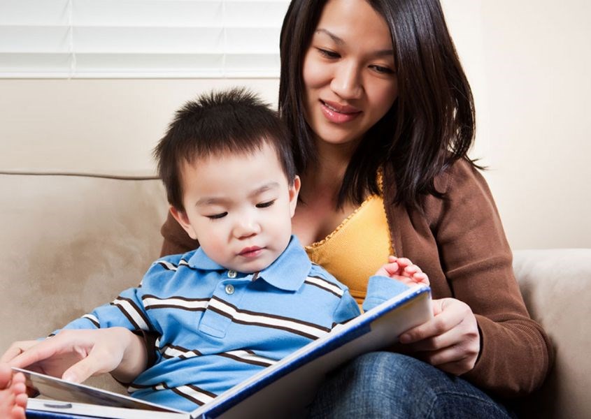 Đọc sách về việc tập ngồi bô cho trẻ nghe. Đọc sách về việc tập ngồi bô cho trẻ nghe.