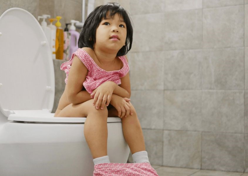 Cha mẹ nên tập cho trẻ kỹ năng ngồi trên toilet. Nguồn từ mother Cha mẹ nên tập cho trẻ kỹ năng ngồi trên toilet. Nguồn từ mother