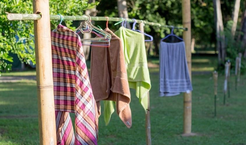 Phơi đồ dưới ánh nắng trực tiếp giúp cho quần áo được nhanh khô