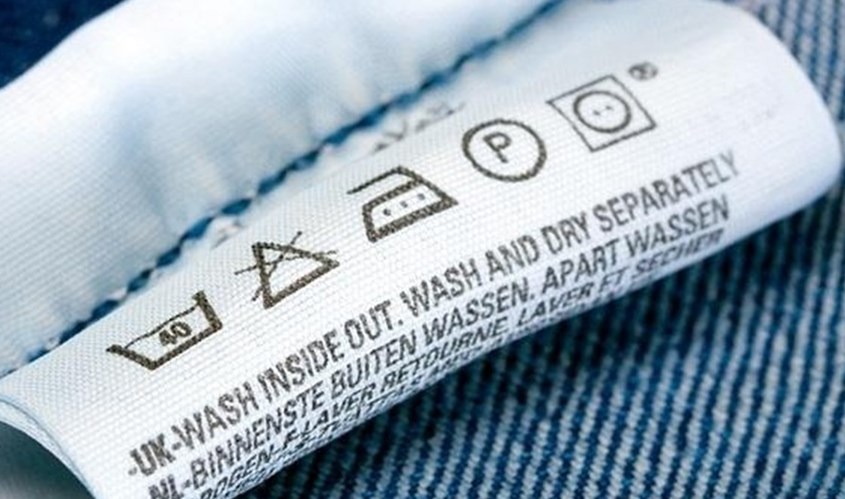 Phân loại từng loại quần áo thông qua nhãn tem của sản phẩm