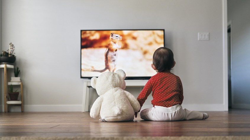 Bố mẹ thường phân vân rằng có nên cho trẻ nhỏ xem tivi và phim ảnh không.