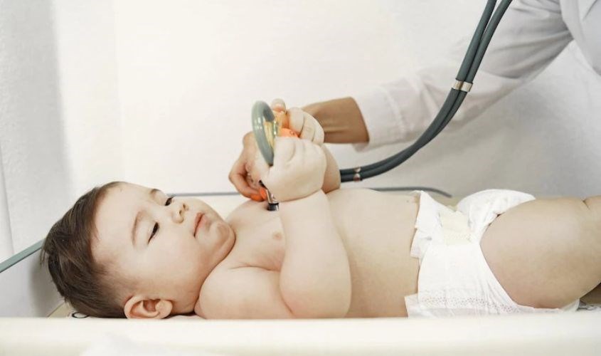 Ba mẹ nên đưa trẻ đến gặp bác sĩ nếu trẻ bị ho mãn tính sau khi nuốt phải dị vật. Ảnh: freepik