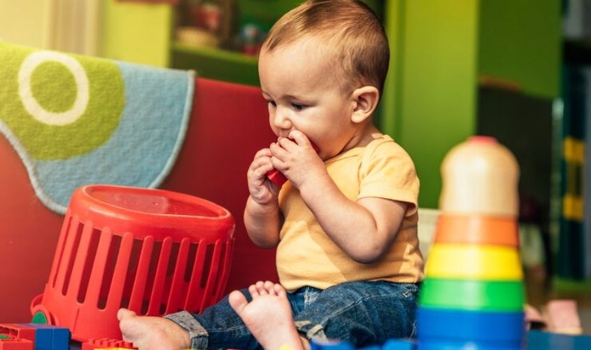 Trẻ nhỏ thường cho mọi thứ vào miệng và có thể gây mắc nghẹn. Ảnh: freepik