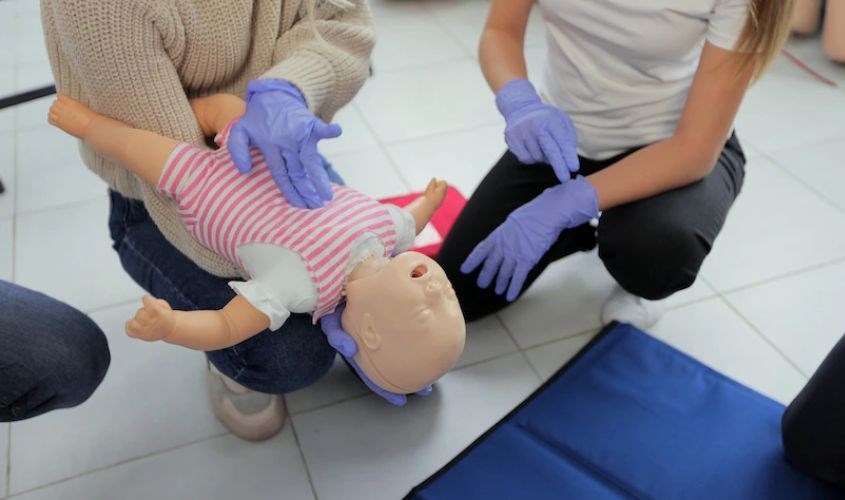 Ba mẹ nên học các biện pháp sơ cứu, có thể sẽ có ích trong việc ngăn ngừa nghẹt thở ở trẻ. Ảnh: freepik