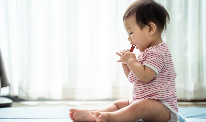 Những đồ vật nhỏ thường là nguy cơ gây nghẹt thở ở trẻ. Ảnh: freepik