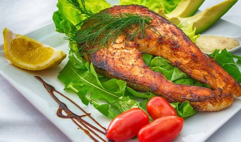 Nên ăn các loại cá có chứa lượng thủy ngân thấp từ 225-340 gam mỗi tuần để đảm bảo omega3 cần thiết. Nguồn ảnh: pexels Nên ăn các loại cá có chứa lượng thủy ngân thấp mỗi tuần. Ảnh: Pexels