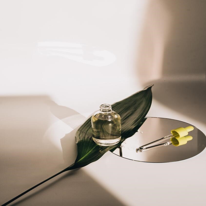 Pha chế tinh dầu tràm. Nguồn hình Pexels