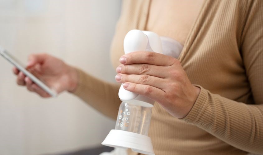 Các bà mẹ nên kích sữa để sữa về nhiều đáp ứng đủ nhu cầu của bé. Nguồn ảnh: Freepik