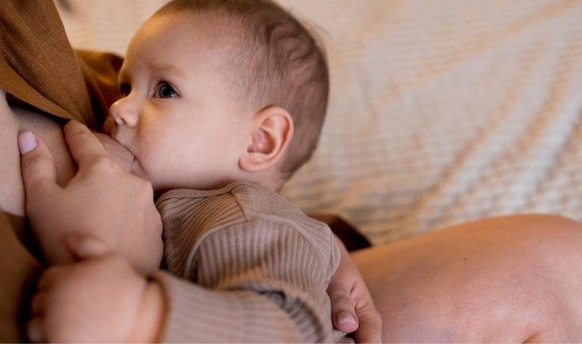 Sau khi bé bú no, bầu ngực của mẹ sẽ mềm hơn. Nguồn ảnh: Pexels