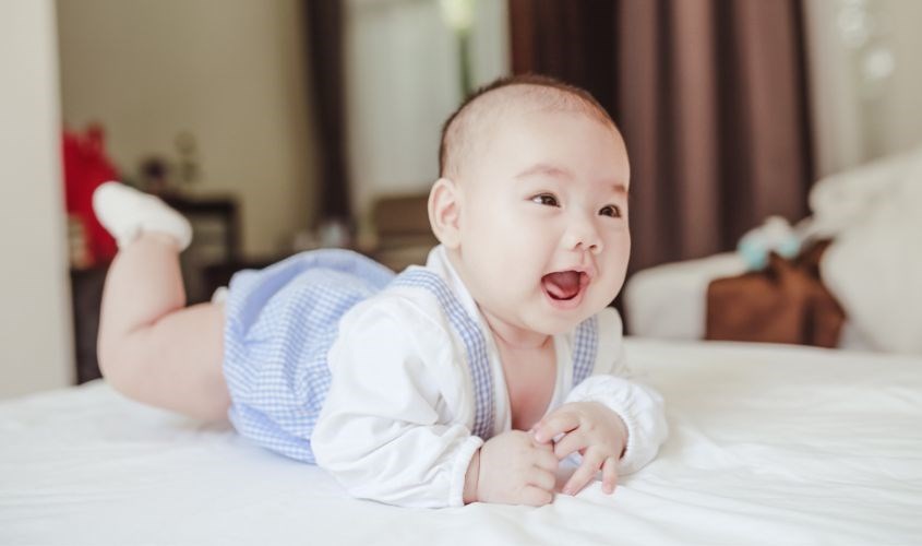 Hầu hết em bé sơ sinh bắt đầu cười ở tháng thứ ba hoặc thứ tư. Nguồn ảnh: Pexels