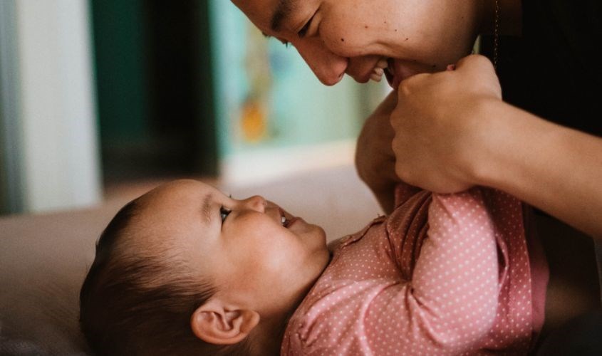 Em bé sơ sinh cười thích thú khi cha mẹ thổi nhẹ lên làn da. Nguồn ảnh: Pexels