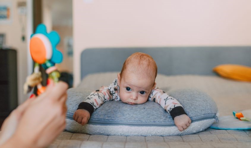 Làm thế nào để phát triển kỹ năng theo dõi trực quan ở trẻ sơ sinh?