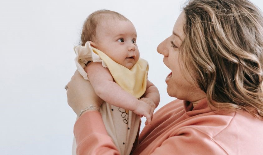 Hành trình cùng bé lớn lên luôn có cha mẹ đồng hành. Nguồn ảnh: Pexels