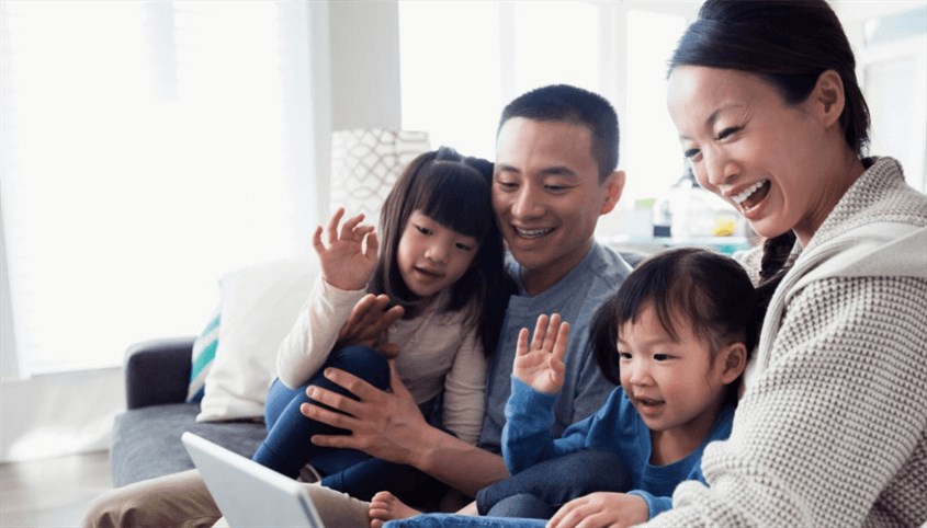 Các bậc phụ huynh có thể liên hệ với bạn bè thông qua online. Nguồn từ telenor