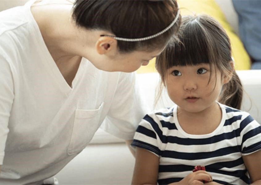 Dạy trẻ ghi nhớ thông tin liên lạc của cha mẹ. Nguồn từ afamilycdn