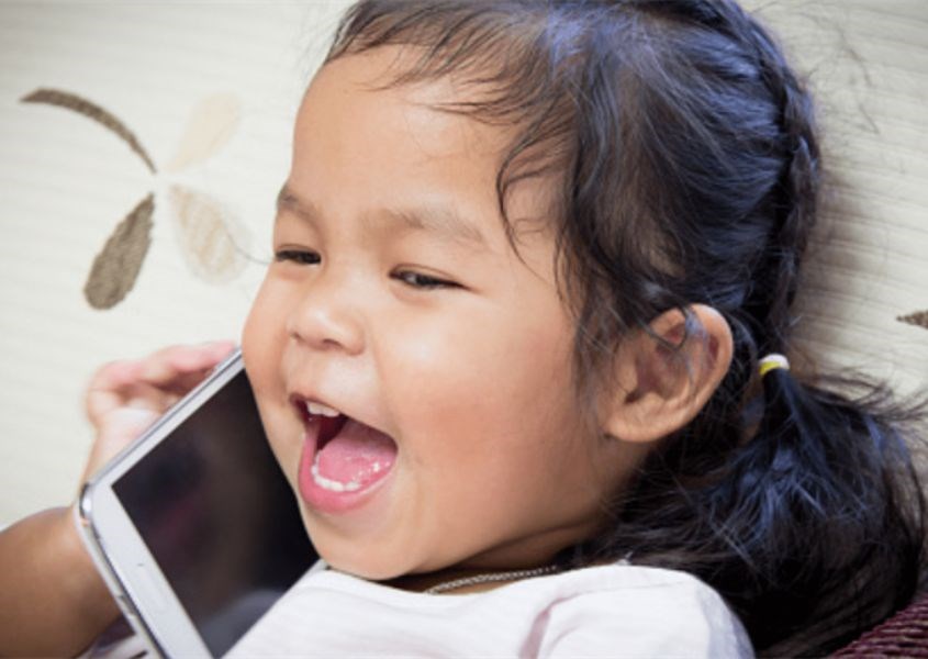 Tập cho trẻ gọi điện thoại cho cha mẹ.