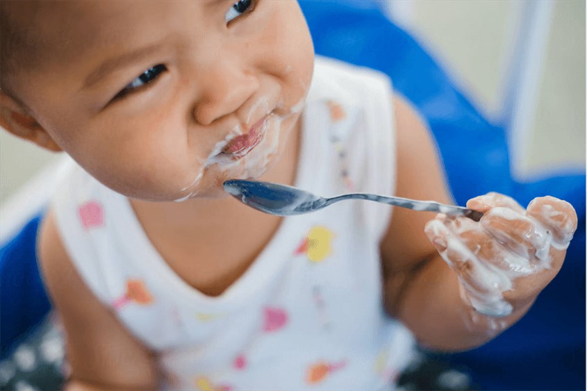 Sữa chua giúp ích cho trẻ như thế nào trong những năm đầu đời? Nguồn từ stocksy