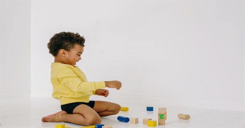 Bé chơi trò chơi xếp hình khối. Nguồn hình Pexels