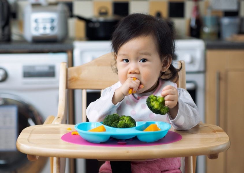 Nên dùng phương pháp ăn dặm BLW ở độ tuổi nào? Nguồn ảnh từ jakpost