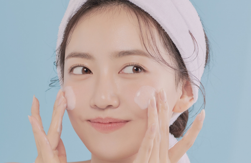 Nên rửa mặt trước và sau khi bôi kem chống nắng