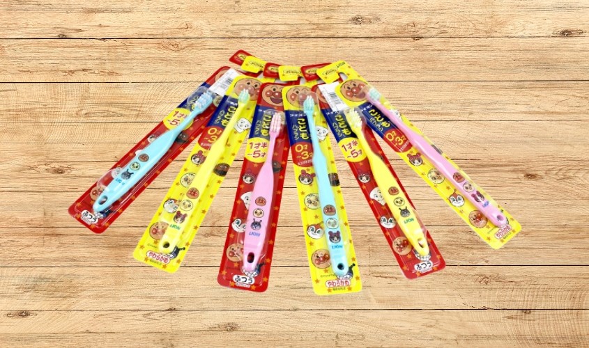 Bàn chải Lion cho trẻ 1 tuổi với thiết kế thon gọn giúp bé dễ dàng thao tác