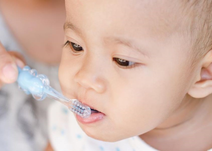 Vệ sinh răng miệng cho trẻ 6 tháng tuổi. Nguồn từ aboutkidshealth