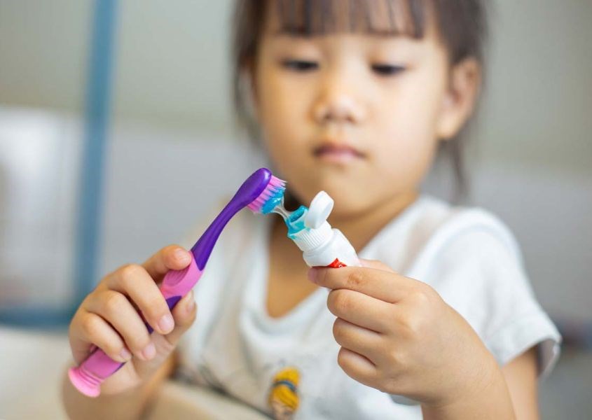 Cha mẹ dạy trẻ cách chăm sóc răng miệng.