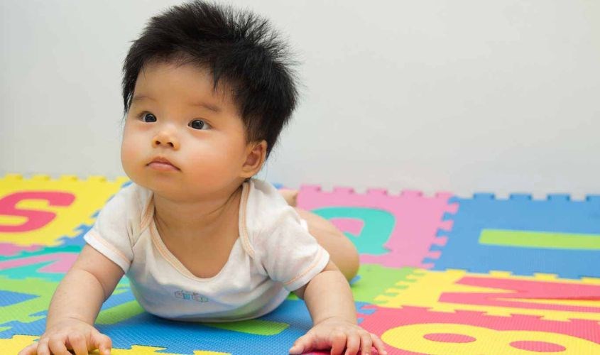 Những dấu hiệu cho thấy trẻ sớm biết bò Những dấu hiệu cho thấy trẻ sớm biết bò